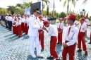 Bupati Tanah Bumbu, Andi Rudi Latif, berinteraksi dan menyapa para pelajar usai memimpin upacara peringatan Hari Otonomi Daerah ke-30 dan Hari Pendidikan Nasional (Hardiknas) 2026 di halaman Kantor Bupati Tanah Bumbu, Senin (04/05/2026).