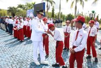 Bupati Tanah Bumbu, Andi Rudi Latif, berinteraksi dan menyapa para pelajar usai memimpin upacara peringatan Hari Otonomi Daerah ke-30 dan Hari Pendidikan Nasional (Hardiknas) 2026 di halaman Kantor Bupati Tanah Bumbu, Senin (04/05/2026).