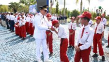 Bupati Tanah Bumbu, Andi Rudi Latif, berinteraksi dan menyapa para pelajar usai memimpin upacara peringatan Hari Otonomi Daerah ke-30 dan Hari Pendidikan Nasional (Hardiknas) 2026 di halaman Kantor Bupati Tanah Bumbu, Senin (04/05/2026).