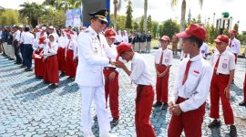 Bupati Tanah Bumbu, Andi Rudi Latif, berinteraksi dan menyapa para pelajar usai memimpin upacara peringatan Hari Otonomi Daerah ke-30 dan Hari Pendidikan Nasional (Hardiknas) 2026 di halaman Kantor Bupati Tanah Bumbu, Senin (04/05/2026).