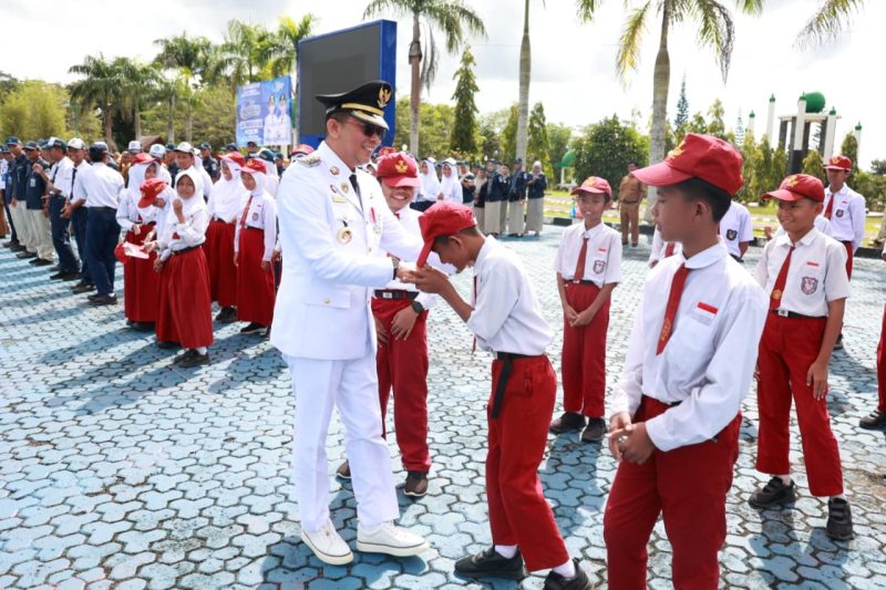 Bupati Tanah Bumbu, Andi Rudi Latif, berinteraksi dan menyapa para pelajar usai memimpin upacara peringatan Hari Otonomi Daerah ke-30 dan Hari Pendidikan Nasional (Hardiknas) 2026 di halaman Kantor Bupati Tanah Bumbu, Senin (04/05/2026).