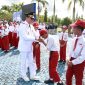 Bupati Tanah Bumbu, Andi Rudi Latif, berinteraksi dan menyapa para pelajar usai memimpin upacara peringatan Hari Otonomi Daerah ke-30 dan Hari Pendidikan Nasional (Hardiknas) 2026 di halaman Kantor Bupati Tanah Bumbu, Senin (04/05/2026).