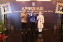 Bupati Tanah Bumbu Andi Rudi Latif (tengah) berfoto bersama peserta usai menghadiri Forum Orkestrasi Pembangunan Negeri Regional Kalimantan yang dirangkai dengan Apresiasi Pemerintah Daerah Berprestasi 2026 di Balikpapan, Kalimantan Timur, Selasa (05/05/2026).