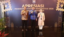 Bupati Tanah Bumbu Andi Rudi Latif (tengah) berfoto bersama peserta usai menghadiri Forum Orkestrasi Pembangunan Negeri Regional Kalimantan yang dirangkai dengan Apresiasi Pemerintah Daerah Berprestasi 2026 di Balikpapan, Kalimantan Timur, Selasa (05/05/2026).