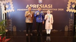 Bupati Tanah Bumbu Andi Rudi Latif (tengah) berfoto bersama peserta usai menghadiri Forum Orkestrasi Pembangunan Negeri Regional Kalimantan yang dirangkai dengan Apresiasi Pemerintah Daerah Berprestasi 2026 di Balikpapan, Kalimantan Timur, Selasa (05/05/2026).