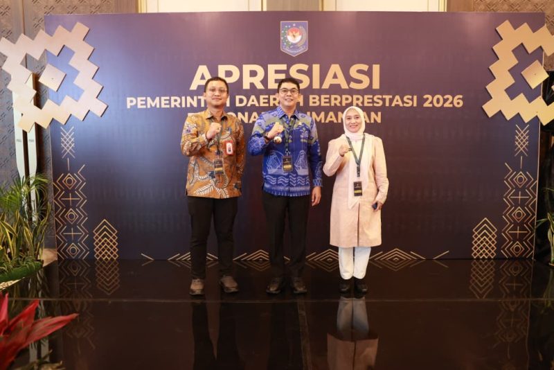 Bupati Tanah Bumbu Andi Rudi Latif (tengah) berfoto bersama peserta usai menghadiri Forum Orkestrasi Pembangunan Negeri Regional Kalimantan yang dirangkai dengan Apresiasi Pemerintah Daerah Berprestasi 2026 di Balikpapan, Kalimantan Timur, Selasa (05/05/2026).