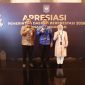 Bupati Tanah Bumbu Andi Rudi Latif (tengah) berfoto bersama peserta usai menghadiri Forum Orkestrasi Pembangunan Negeri Regional Kalimantan yang dirangkai dengan Apresiasi Pemerintah Daerah Berprestasi 2026 di Balikpapan, Kalimantan Timur, Selasa (05/05/2026).