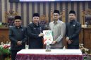 Pimpinan DPRD Tanah Bumbu bersama perwakilan pemerintah daerah menunjukkan dokumen persetujuan saat rapat paripurna pengambilan keputusan pencabutan Perda Nomor 6 Tahun 2020 tentang perubahan status Kelurahan Batulicin, Rabu (06/05/2026).