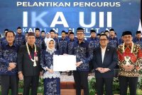 Pelantikan pengurus IKA UII Kalimantan Selatan periode 2026–2031 di Banjarmasin, Selasa (05/05/2026), dihadiri jajaran alumni, pemerintah daerah, dan tokoh nasional sebagai bentuk penguatan sinergi SDM, digitalisasi, dan investasi daerah.