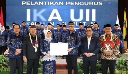 Pelantikan pengurus IKA UII Kalimantan Selatan periode 2026–2031 di Banjarmasin, Selasa (05/05/2026), dihadiri jajaran alumni, pemerintah daerah, dan tokoh nasional sebagai bentuk penguatan sinergi SDM, digitalisasi, dan investasi daerah.