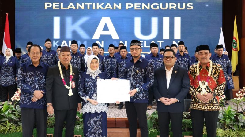 Pelantikan pengurus IKA UII Kalimantan Selatan periode 2026–2031 di Banjarmasin, Selasa (05/05/2026), dihadiri jajaran alumni, pemerintah daerah, dan tokoh nasional sebagai bentuk penguatan sinergi SDM, digitalisasi, dan investasi daerah.