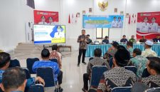 Kepala DPMD Tanah Bumbu, Samsir, menyampaikan materi dalam Sosialisasi Aksi Rumah Damai yang diikuti perwakilan desa dari tujuh kecamatan di Kabupaten Tanah Bumbu, 6–7 Mei 2026.