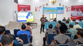 Kepala DPMD Tanah Bumbu, Samsir, menyampaikan materi dalam Sosialisasi Aksi Rumah Damai yang diikuti perwakilan desa dari tujuh kecamatan di Kabupaten Tanah Bumbu, 6–7 Mei 2026.