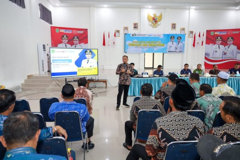 Kepala DPMD Tanah Bumbu, Samsir, menyampaikan materi dalam Sosialisasi Aksi Rumah Damai yang diikuti perwakilan desa dari tujuh kecamatan di Kabupaten Tanah Bumbu, 6–7 Mei 2026.