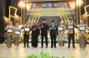 Bupati Tanah Laut H. Rahmat Trianto berfoto bersama jajaran MAN Insan Cendekia Tanah Laut dan para siswa usai prosesi pengukuhan serta pelepasan siswa kelas XII tahun ajaran 2025/2026 di Aula Habibi Ainun, Kamis (07/05/2026).