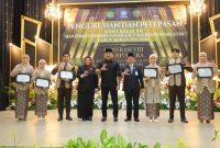 Bupati Tanah Laut H. Rahmat Trianto berfoto bersama jajaran MAN Insan Cendekia Tanah Laut dan para siswa usai prosesi pengukuhan serta pelepasan siswa kelas XII tahun ajaran 2025/2026 di Aula Habibi Ainun, Kamis (07/05/2026).