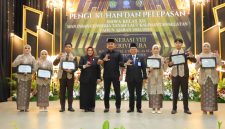 Bupati Tanah Laut H. Rahmat Trianto berfoto bersama jajaran MAN Insan Cendekia Tanah Laut dan para siswa usai prosesi pengukuhan serta pelepasan siswa kelas XII tahun ajaran 2025/2026 di Aula Habibi Ainun, Kamis (07/05/2026).