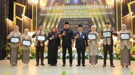 Bupati Tanah Laut H. Rahmat Trianto berfoto bersama jajaran MAN Insan Cendekia Tanah Laut dan para siswa usai prosesi pengukuhan serta pelepasan siswa kelas XII tahun ajaran 2025/2026 di Aula Habibi Ainun, Kamis (07/05/2026).