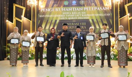 Bupati Tanah Laut H. Rahmat Trianto berfoto bersama jajaran MAN Insan Cendekia Tanah Laut dan para siswa usai prosesi pengukuhan serta pelepasan siswa kelas XII tahun ajaran 2025/2026 di Aula Habibi Ainun, Kamis (07/05/2026).