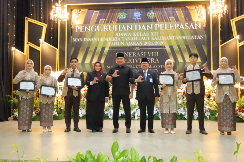 Bupati Tanah Laut H. Rahmat Trianto berfoto bersama jajaran MAN Insan Cendekia Tanah Laut dan para siswa usai prosesi pengukuhan serta pelepasan siswa kelas XII tahun ajaran 2025/2026 di Aula Habibi Ainun, Kamis (07/05/2026).
