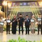 Bupati Tanah Laut H. Rahmat Trianto berfoto bersama jajaran MAN Insan Cendekia Tanah Laut dan para siswa usai prosesi pengukuhan serta pelepasan siswa kelas XII tahun ajaran 2025/2026 di Aula Habibi Ainun, Kamis (07/05/2026).