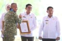 Bupati Tanah Bumbu, Andi Rudi Latif menerima penghargaan dari jajaran TNI AD atas dukungan pembangunan Kodam Lambung Mangkurat di Kalimantan Selatan saat groundbreaking di Banjarbaru, Rabu (06/05/2026).