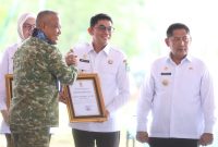 Bupati Tanah Bumbu, Andi Rudi Latif menerima penghargaan dari jajaran TNI AD atas dukungan pembangunan Kodam Lambung Mangkurat di Kalimantan Selatan saat groundbreaking di Banjarbaru, Rabu (06/05/2026).