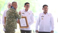 Bupati Tanah Bumbu, Andi Rudi Latif menerima penghargaan dari jajaran TNI AD atas dukungan pembangunan Kodam Lambung Mangkurat di Kalimantan Selatan saat groundbreaking di Banjarbaru, Rabu (06/05/2026).