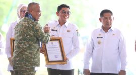 Bupati Tanah Bumbu, Andi Rudi Latif menerima penghargaan dari jajaran TNI AD atas dukungan pembangunan Kodam Lambung Mangkurat di Kalimantan Selatan saat groundbreaking di Banjarbaru, Rabu (06/05/2026).