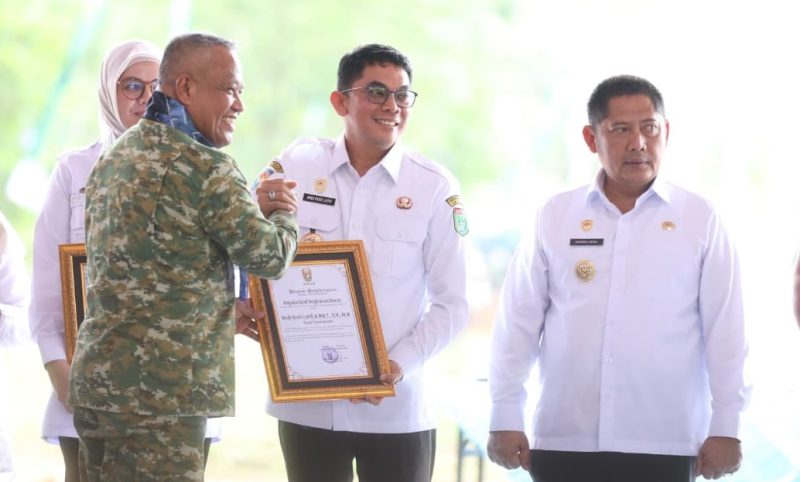 Bupati Tanah Bumbu, Andi Rudi Latif menerima penghargaan dari jajaran TNI AD atas dukungan pembangunan Kodam Lambung Mangkurat di Kalimantan Selatan saat groundbreaking di Banjarbaru, Rabu (06/05/2026).