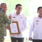 Bupati Tanah Bumbu, Andi Rudi Latif menerima penghargaan dari jajaran TNI AD atas dukungan pembangunan Kodam Lambung Mangkurat di Kalimantan Selatan saat groundbreaking di Banjarbaru, Rabu (06/05/2026).