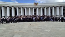 Foto bersama peserta Rapat Koordinasi (Rakor) LLDIKTI Wilayah XI bersama jajaran Kemdiktisaintek, Otorita IKN, serta pimpinan perguruan tinggi negeri dan swasta se-Kalimantan di kawasan Kemenko 3 Ibu Kota Nusantara (IKN), Sabtu (09/05/2026).