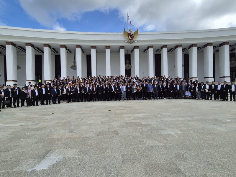 Foto bersama peserta Rapat Koordinasi (Rakor) LLDIKTI Wilayah XI bersama jajaran Kemdiktisaintek, Otorita IKN, serta pimpinan perguruan tinggi negeri dan swasta se-Kalimantan di kawasan Kemenko 3 Ibu Kota Nusantara (IKN), Sabtu (09/05/2026).