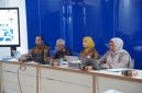 Kepala DP3AP2KB Tanah Bumbu, Erli Yuli Susanti, bersama narasumber Prof. Dr. Suratno dan jajaran saat mengikuti ekspose penyusunan Peta Jalan Pembangunan Kependudukan (PJPK) Kabupaten Tanah Bumbu Tahun 2025–2029 di Aula DP3AP2KB, Batulicin, Senin (11/05/2026).