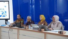 Kepala DP3AP2KB Tanah Bumbu, Erli Yuli Susanti, bersama narasumber Prof. Dr. Suratno dan jajaran saat mengikuti ekspose penyusunan Peta Jalan Pembangunan Kependudukan (PJPK) Kabupaten Tanah Bumbu Tahun 2025–2029 di Aula DP3AP2KB, Batulicin, Senin (11/05/2026).