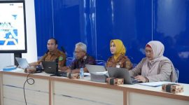 Kepala DP3AP2KB Tanah Bumbu, Erli Yuli Susanti, bersama narasumber Prof. Dr. Suratno dan jajaran saat mengikuti ekspose penyusunan Peta Jalan Pembangunan Kependudukan (PJPK) Kabupaten Tanah Bumbu Tahun 2025–2029 di Aula DP3AP2KB, Batulicin, Senin (11/05/2026).