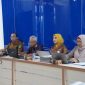 Kepala DP3AP2KB Tanah Bumbu, Erli Yuli Susanti, bersama narasumber Prof. Dr. Suratno dan jajaran saat mengikuti ekspose penyusunan Peta Jalan Pembangunan Kependudukan (PJPK) Kabupaten Tanah Bumbu Tahun 2025–2029 di Aula DP3AP2KB, Batulicin, Senin (11/05/2026).