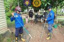 Personel Damkar Tanah Laut Sektor Takisung saat mengamankan seekor ular kobra hitam yang masuk ke rumah warga di Desa Batilai, Senin (11/05/2026). (Foto : Humas satpol pp dan damkar tala)