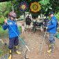 Personel Damkar Tanah Laut Sektor Takisung saat mengamankan seekor ular kobra hitam yang masuk ke rumah warga di Desa Batilai, Senin (11/05/2026). (Foto : Humas satpol pp dan damkar tala)