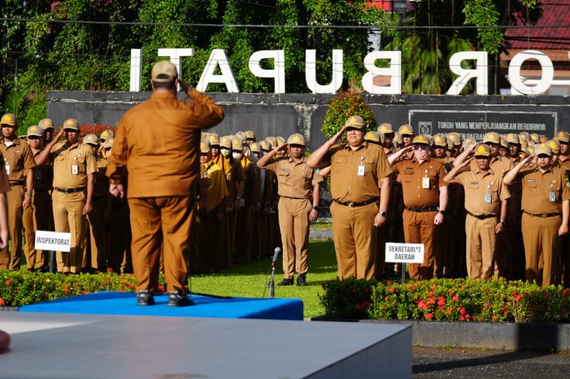 Kepala Dinas PUPRP Tanah Laut, Syakhril Hadrianadi memberikan sambutan pada apel gabungan, Senin (11/05/2026).