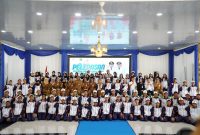 Sekretaris Daerah Tanah Bumbu, Yulian Herawati bersama jajaran Disbudporapar, pelatih, official, dan atlet pelajar berfoto bersama usai pelepasan Kontingen Tanah Bumbu untuk mengikuti POPDA Kalimantan Selatan 2026 di Pendopo Kantor Bupati Batulicin, Selasa (12/05/2026).