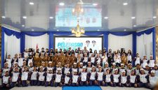 Sekretaris Daerah Tanah Bumbu, Yulian Herawati bersama jajaran Disbudporapar, pelatih, official, dan atlet pelajar berfoto bersama usai pelepasan Kontingen Tanah Bumbu untuk mengikuti POPDA Kalimantan Selatan 2026 di Pendopo Kantor Bupati Batulicin, Selasa (12/05/2026).