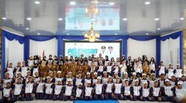 Sekretaris Daerah Tanah Bumbu, Yulian Herawati bersama jajaran Disbudporapar, pelatih, official, dan atlet pelajar berfoto bersama usai pelepasan Kontingen Tanah Bumbu untuk mengikuti POPDA Kalimantan Selatan 2026 di Pendopo Kantor Bupati Batulicin, Selasa (12/05/2026).