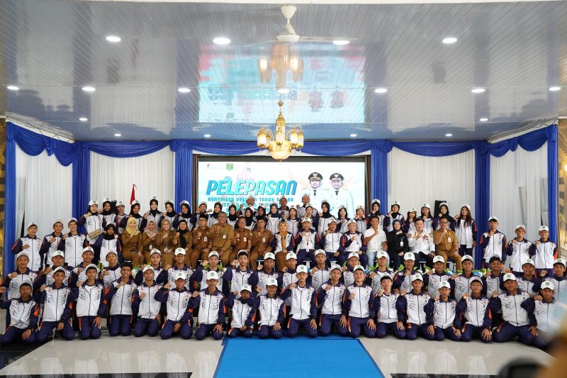 Sekretaris Daerah Tanah Bumbu, Yulian Herawati bersama jajaran Disbudporapar, pelatih, official, dan atlet pelajar berfoto bersama usai pelepasan Kontingen Tanah Bumbu untuk mengikuti POPDA Kalimantan Selatan 2026 di Pendopo Kantor Bupati Batulicin, Selasa (12/05/2026).