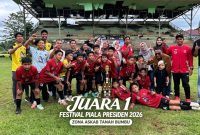 SSB Bunati Putra U12 asal Desa Bunati, Kecamatan Angsana, berpose bersama pelatih, pembina, dan pendukung usai meraih Juara 1 Festival Piala Presiden 2026 Zona Askab Tanah Bumbu di Lapangan Sepak Bola Batulicin, Sabtu (16/05/2026). Tim muda tersebut juga sukses membawa pulang penghargaan Best Goalkeeper.