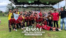 SSB Bunati Putra U12 asal Desa Bunati, Kecamatan Angsana, berpose bersama pelatih, pembina, dan pendukung usai meraih Juara 1 Festival Piala Presiden 2026 Zona Askab Tanah Bumbu di Lapangan Sepak Bola Batulicin, Sabtu (16/05/2026). Tim muda tersebut juga sukses membawa pulang penghargaan Best Goalkeeper.