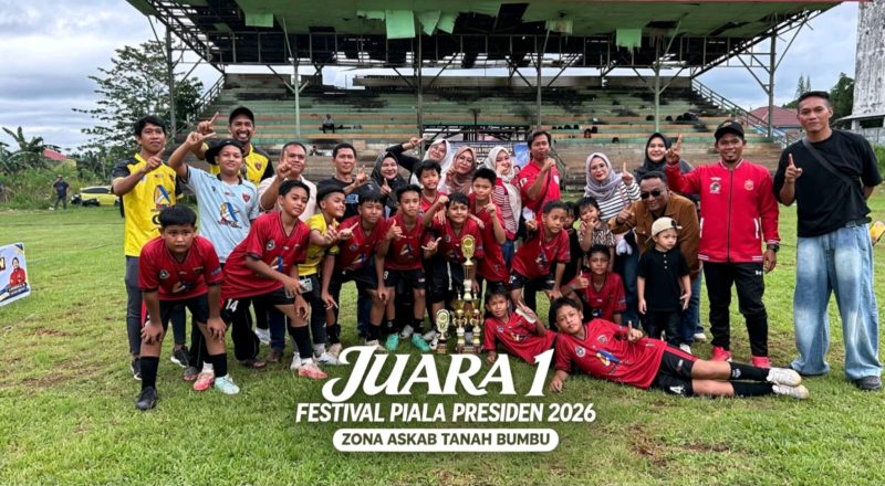 SSB Bunati Putra U12 asal Desa Bunati, Kecamatan Angsana, berpose bersama pelatih, pembina, dan pendukung usai meraih Juara 1 Festival Piala Presiden 2026 Zona Askab Tanah Bumbu di Lapangan Sepak Bola Batulicin, Sabtu (16/05/2026). Tim muda tersebut juga sukses membawa pulang penghargaan Best Goalkeeper.