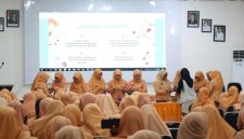 Suasana pelatihan kerajinan tangan membuat bunga dari kain stocking yang digelar Dharma Wanita Persatuan (DWP) Kabupaten Tanah Bumbu di Simpang Empat, Selasa (19/05/2026).