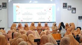 Suasana pelatihan kerajinan tangan membuat bunga dari kain stocking yang digelar Dharma Wanita Persatuan (DWP) Kabupaten Tanah Bumbu di Simpang Empat, Selasa (19/05/2026).