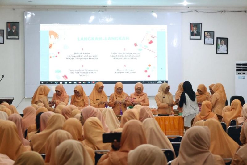 Suasana pelatihan kerajinan tangan membuat bunga dari kain stocking yang digelar Dharma Wanita Persatuan (DWP) Kabupaten Tanah Bumbu di Simpang Empat, Selasa (19/05/2026).